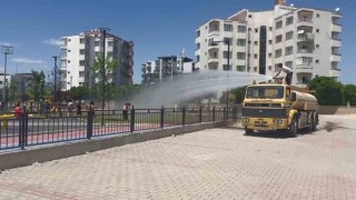 Çocukların yüzünü belediye personeli güldürdü