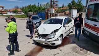 Çorumda iki otomobil çarpıştı: 8 yaralı