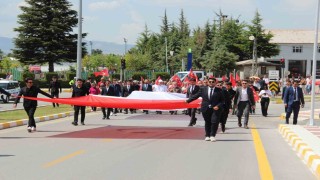 Çorumda yüzlerce üniversite öğrencisinden şehitlere vefa yürüyüşü