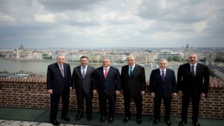 Cumhurbaşkanı Erdoğan, TDT liderleriyle Budapeşte manzarasında hatıra fotoğrafı çektirdi