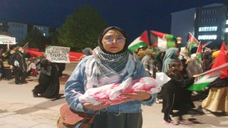 Cumhuriyet Üniversitesi öğrencileri kanlı bebek maketleriyle İsraili protesto etti