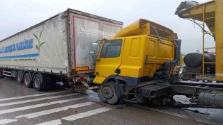 D-100de 2 tır ve 2 otomobilin karıştığı zincirleme kaza: 1 yaralı