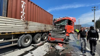 D-650de 3 tır, 1 minibüsün karıştığı zincirleme kazada yol savaş alanına döndü