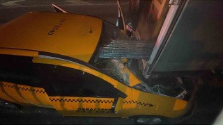 D-650de feci kaza... Ticari taksi, kamyonete ok gibi saplandı: 1 ölü, 1 yaralı