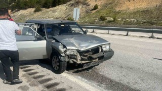 D100de otomobil kamyona çarptı: 2 yaralı