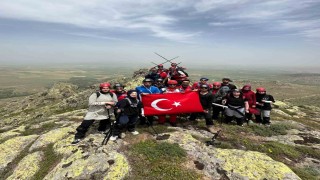 Dağcılar 19 Mayısı bin 530 rakımlı zirvede kutladı
