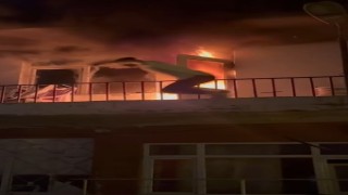 Daire alevlere teslim oldu: Balkondan atlayarak kurtuldu