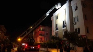 Daireyi saran alevler apartman sakinlerini çatıya çıkarttı