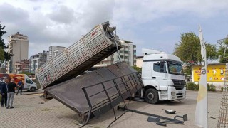 Damperi açılan tır üst geçidi kopardı: Yaya olmaması üzücü bir olayı engelledi