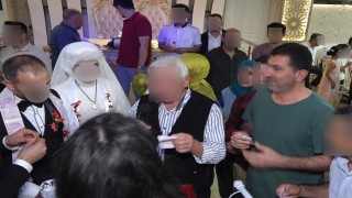 Davetsiz düğüne gitti, pasta yedi, takılan paraları çaldı