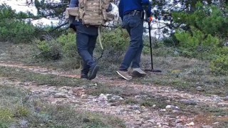 Dedektörle define arayan 2 kişi fotokapana yansıdı