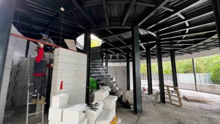 Deniz ve orman manzarası eşliğinde kitaplarını okuyacaklar