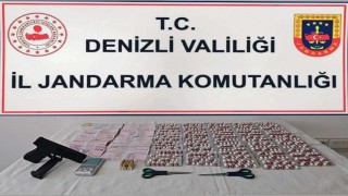 Denizlide 3 zehri taciri binlerce uyuşturucu hapla yakalandı