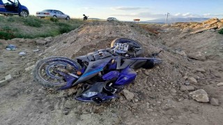Denizlide motosiklet yol kenarına devrildi: 2 ölü