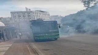Denizlide seyir halindeki halk otobüsünü kaplayan dumanlar korku dolu anlar yaşattı