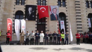 Depremde hasar alan tarihi Kurtuluş Camii yeniden ibadete açıldı