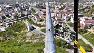 Depremde hasar gören Arnavutköy Sıddık Camiinin minaresi söküldü