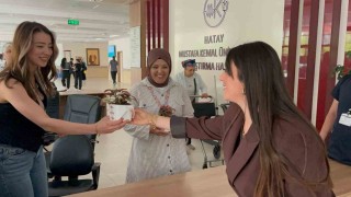 Depremzede kadınların Anneler Günü, hediye çeki ve çiçeklerle kutlandı