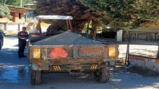 Dere yatağından kum alan şahıs jandarmaya takıldı