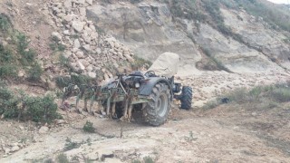 Devrilen traktörün altında kalan genç hayatını kaybetti