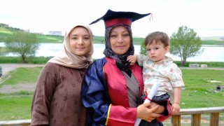 Diplomasını kucağında ki torunuyla birlikte aldı