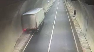 Direksiyon hakimiyetini kaybeden kamyon tünel duvarına çarptı