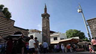 Diyarbakıra gelen ziyaretçiler 540 yıllık ‘Dört Ayaklı Minarenin etrafından 7 kez geçerek dilekte bulunuyor