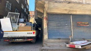 Diyarbakırda bir esnaf 2 yıldır kimliği belirsiz kişilerin silahlı saldırısına uğruyor