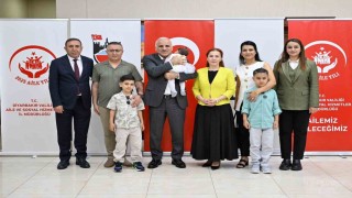 Diyarbakırda bir kız çocuğu imza töreniyle koruyucu ailesine teslim edildi