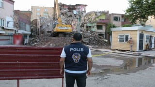 Diyarbakırda depremden hasar gören yapıların yıkımı devam ediyor