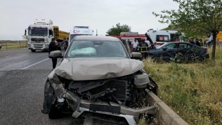 Diyarbakırda otomobil ile kamyonet çarpıştı: 1 ölü, 3 yaralı