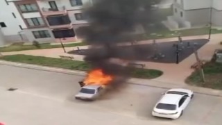 Diyarbakırda otomobil park halindeyken yandı