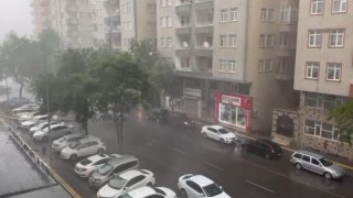 Diyarbakırda sağanak etkili oldu, lüks otomobil devrilen ağacın altında kaldı