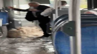 Diyarbakırda sağanak yağış nedeniyle biriken su halk otobüsüne taştı
