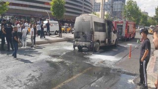 Diyarbakırda şehir içi minibüs alevlere teslim oldu