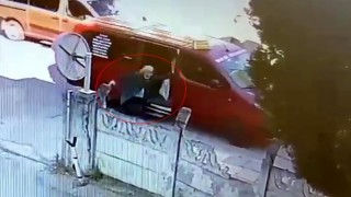 Dolmuştan inmek istedi, araç hareket edince sürüklendi