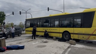 Dönüş yapan otobüsün altına giren motosikletli genç hayatını kaybetti