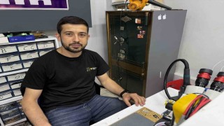 Duman çıkan bataryaları suyla söndürmeye çalıştı