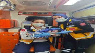 Dünyaya gözlerini ambulansta açtı