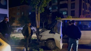 Dur ihtarına uymayan ehliyetsiz sürücünün kullandığı araç ağaca çarptı: 38 bin TL ceza yedi