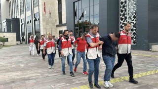 Dur ihtarına uymayarak otomobil ile kaçan ve polisin üniversite öğrencisine çarpıp ağır yaralanmasına sebep olan 5 şüpheli adliyeye sevk edildi
