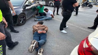 Durdurulan araçtaki şahıslar polise saldırdı: 2 yaralı, 3 gözaltı