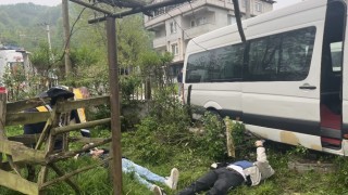 Düzcede işçi servisi ağaca çarptı, 8 kişi yaralandı