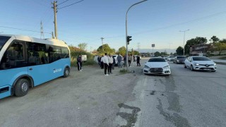Düzcede otomobil ışıklarda duran halk otobüsüne çarptı: 6 yaralı