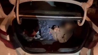 Düzensiz göçmenler otomobil bagajında yakalandı