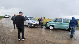 Düziçi’nde Minibüs ile Ticari Araç Çarpıştı: 1 Kişi Yaralandı