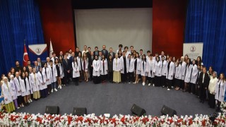 Eczacı adayları beyaz önlük giydi