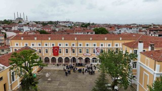 Edirnede 50 yıl önce mezun olan öğrenciler yeniden buluşmanın mutluluğunu yaşadı