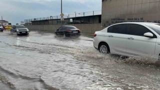 Edirnede sağanakta yollar göle döndü