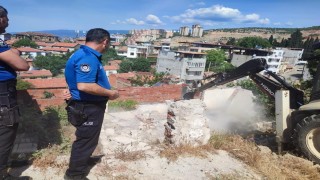 Edremitte metruk binalar yıkılıyor